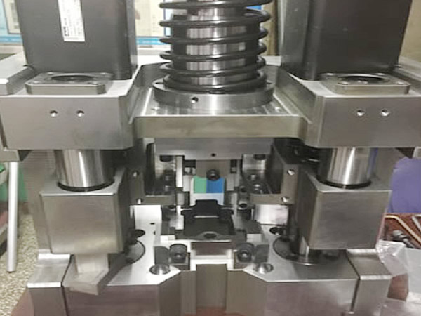 自動車バランサロッド製作金型