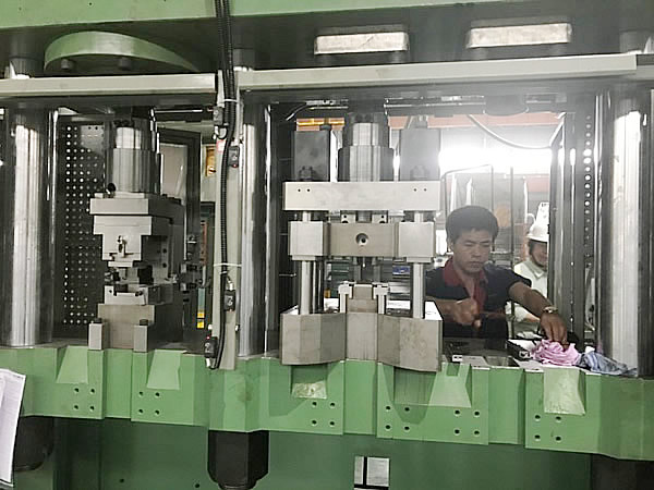 自動車バランサロッド製作金型